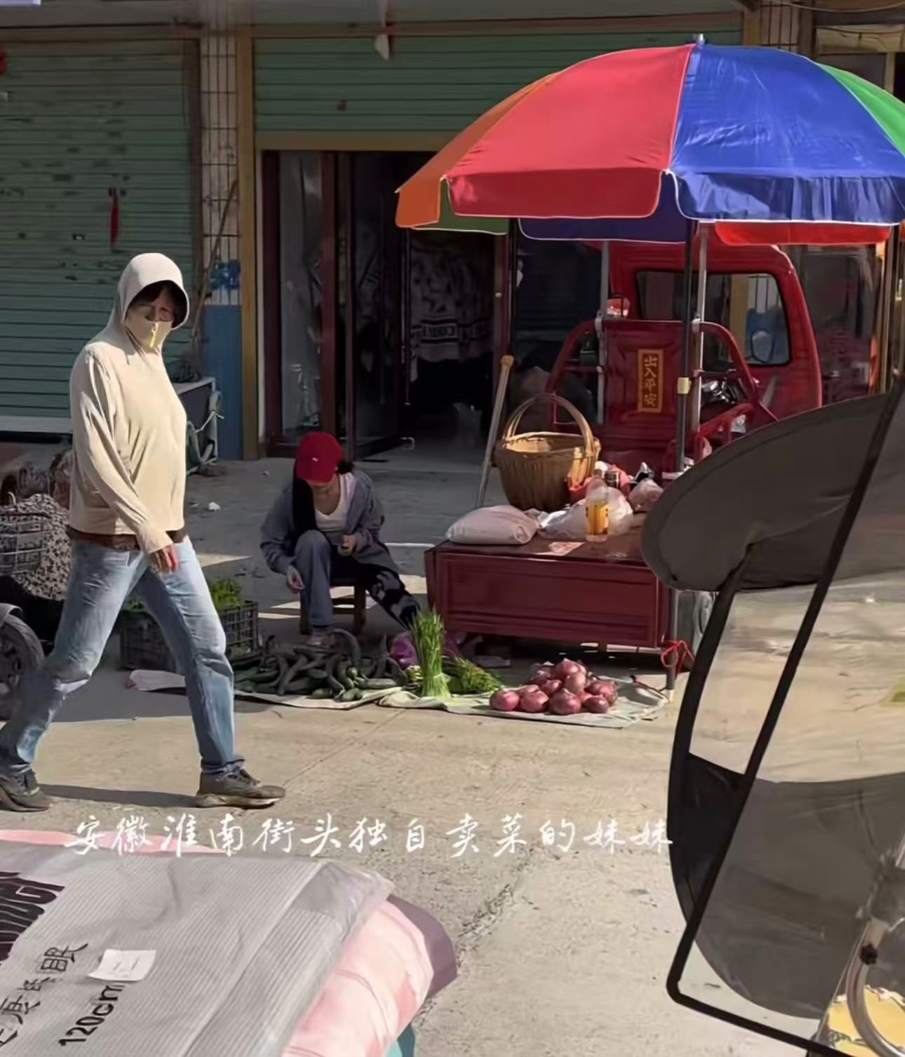 厄运专挑苦命人！安徽淮南，女孩在路边卖黄瓜，男子买了一把却给她转了8万！原来，女孩骨癌，母亲智力残疾，父亲是聋哑人！女孩做20次化疗都是自己一个人签字，她最大的愿望就是：希望比爷爷奶奶活更长一点，不想