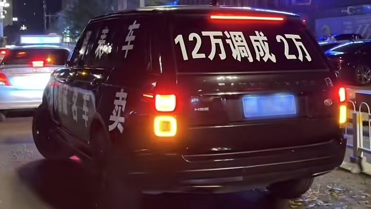 “这就是没实力硬装的代价！”湖南长沙，女子觉得170多万的路虎新车太贵，还是二手更有性价比，于是花106.8万买了一辆3手路虎！不料，车子小毛病不断，花了20多万也修不好。后来才知道是调表车，表显2万