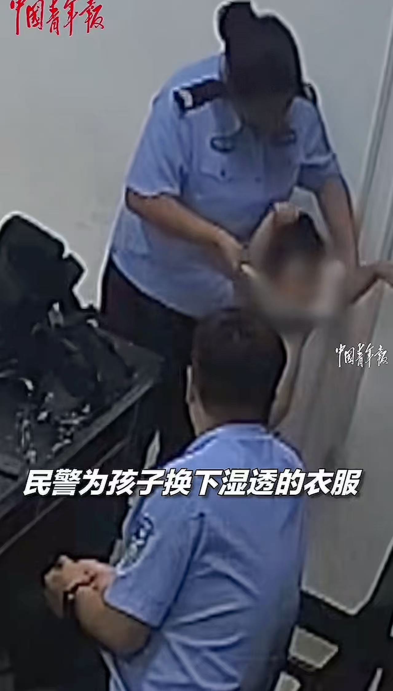 “这个派出所火到中国青年报！”河南绳池，外卖员妈妈带孩子送餐途中遇到大暴雨，走进派出所问能不能先把孩子寄托在这里？而接下来民警们的做法，让外卖员妈妈想哭！网友：真正体现了“有困难找警察”！

女子是一