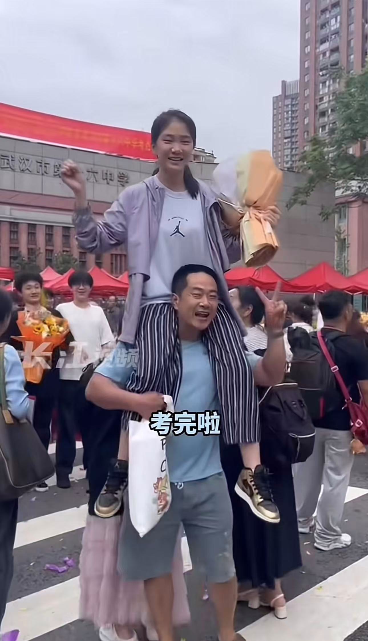 吵翻了！武汉，女儿高考完，父亲情绪激动把女儿高高顶在肩膀上！可是一个庆祝的动作，却引来了指责：“女大避父，十八岁的女孩子，隐私部位发育长大了，这样贴在父亲的后颈上，即使父女情深，也有很多表现方式，这种