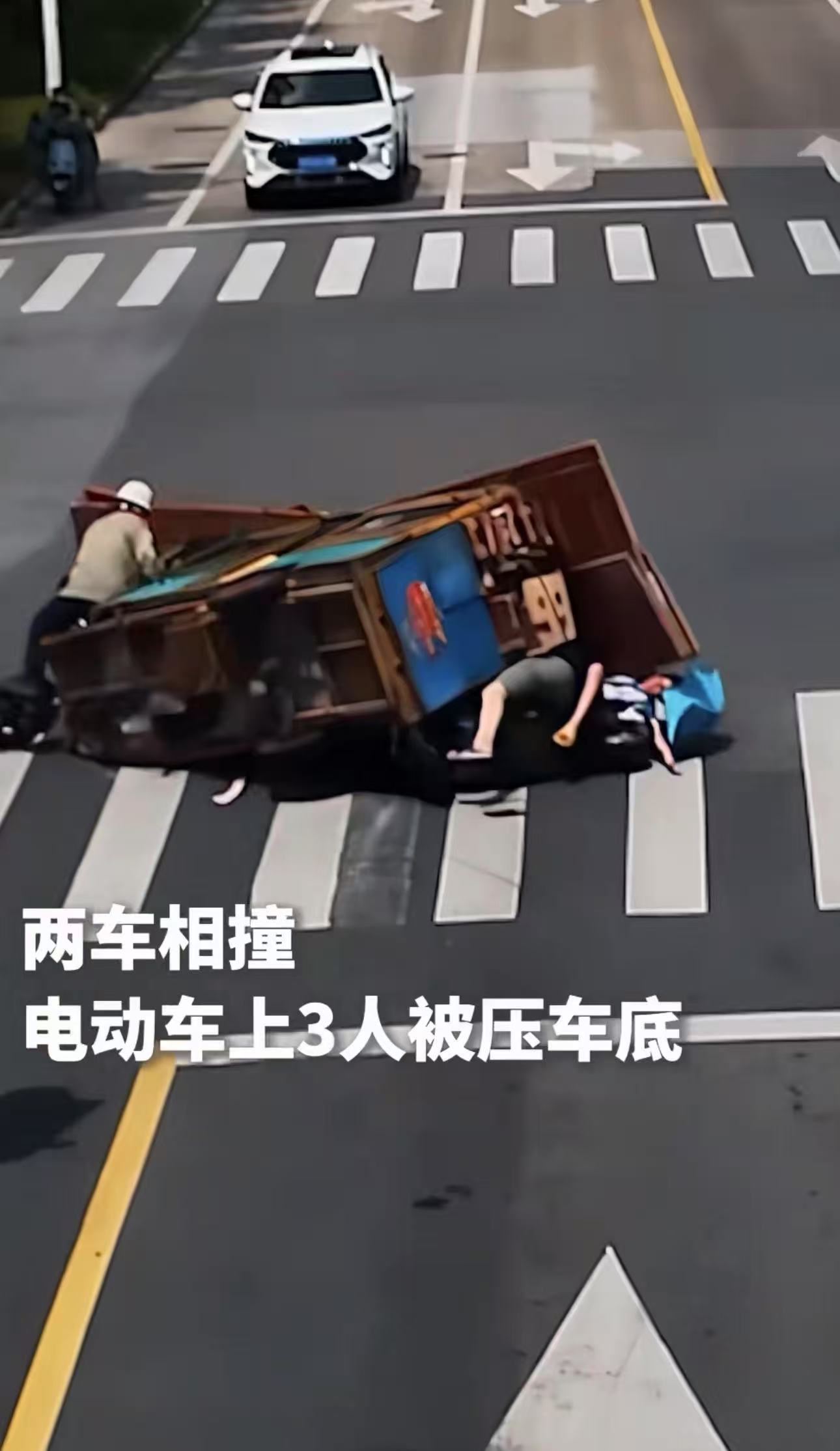 “这一刻，众字具象化了！”江苏泰州，载满货物的三轮车侧翻，把电动车上的3人压在车底！千钧一发之刻，人们纷纷从四周赶来相助，甚至一个独臂大爷也跑来帮忙！网友：独臂大爷冲过去的时候眼泪绷不住了！其实大部分