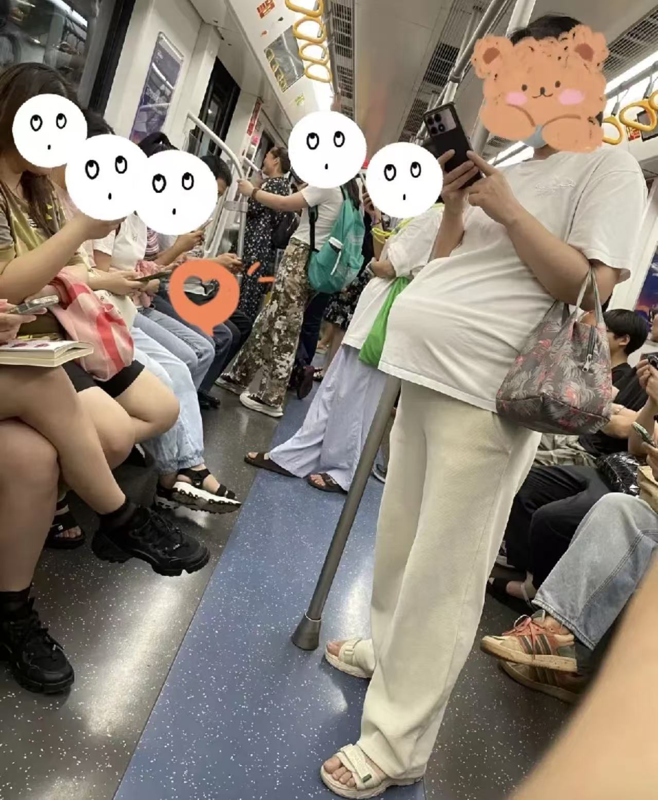 现在社会真的是奇了怪了，没人谴责不给孕妇让座的，却有喷子谴责孕妇乘坐地铁的！有人说：“孕妇怀孕肚子那么大， 为什么要挤地铁？万一碰着伤着还要连累别人！”也有人说，他们的家人咋想的，让孕妇挤地铁！这多遭