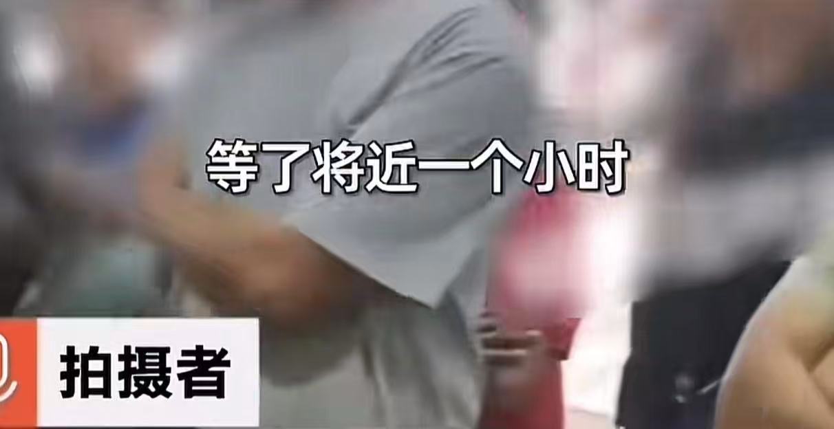 重庆，58岁银行柜员拿放大镜办业务，被男子吐槽效率低！男子：“我父亲第一个办”理业务，等了将近一个小时，岁数大为什么还站着这个位置呢？应该让年轻人去做呀！”银行：和柜员沟通过调岗，但是他本人坚持工作至