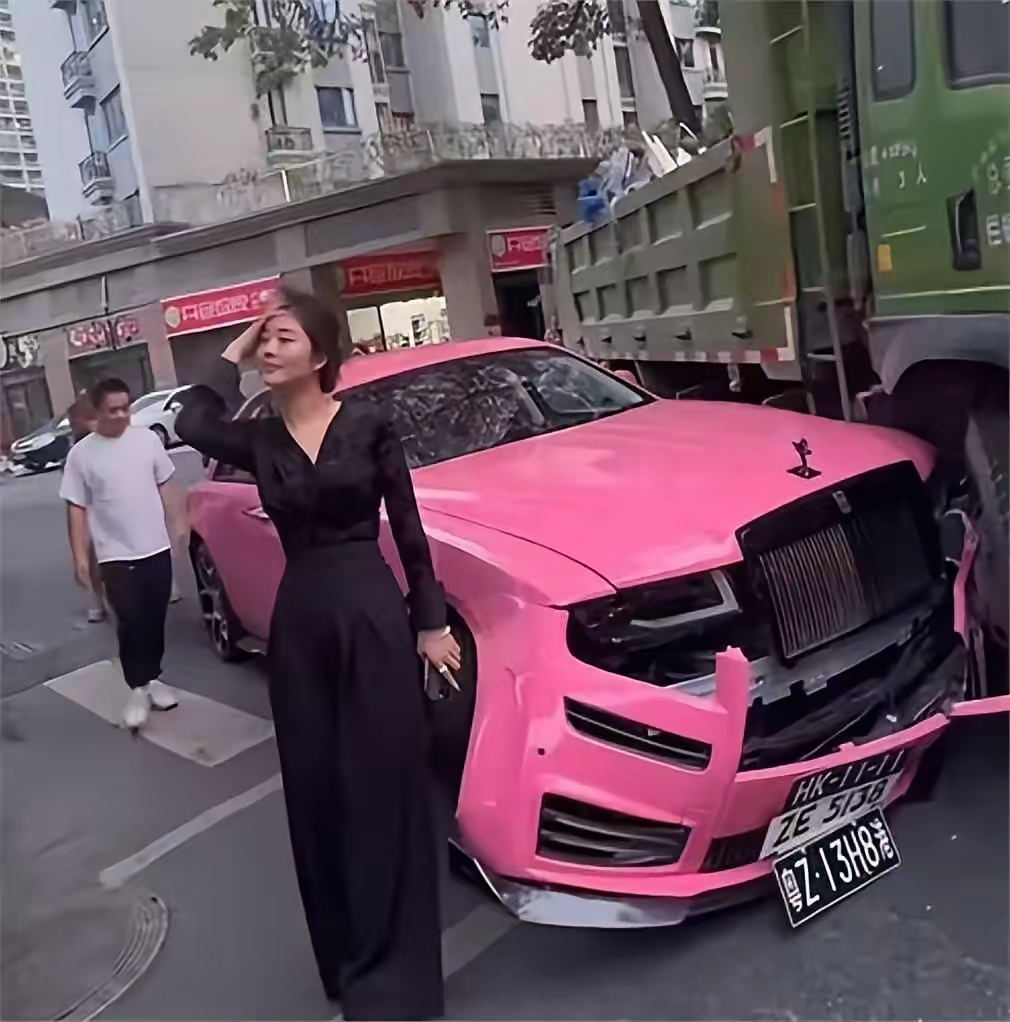 劳斯莱斯女车主，很懂人情世故，她的信息如下：
​第一、SAT老板娘，姓朱，30来岁，广东潮汕人。
​第二、人不仅漂亮，而且很有钱，这辆粉红色劳斯莱斯价值千万。
​第三、非常冷静，车子被大货车撞了，没有