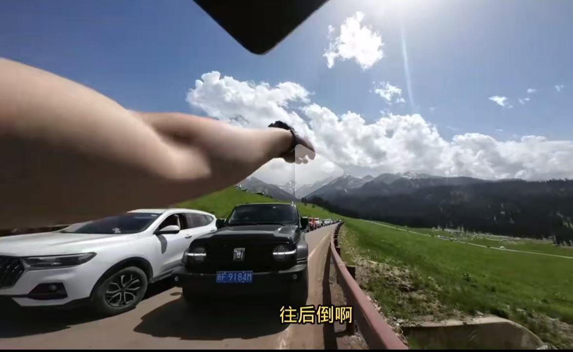 女司机逆行插队，导致一条路堵死！男子气不过， 质问她为什么插队？不料，女子理直气壮地说：“让我插进去你们不就能走了吗？”网友：明明她错了，是怎么做到死不认错的？就你聪明知道逆行，当旁边排队的车都是傻子
