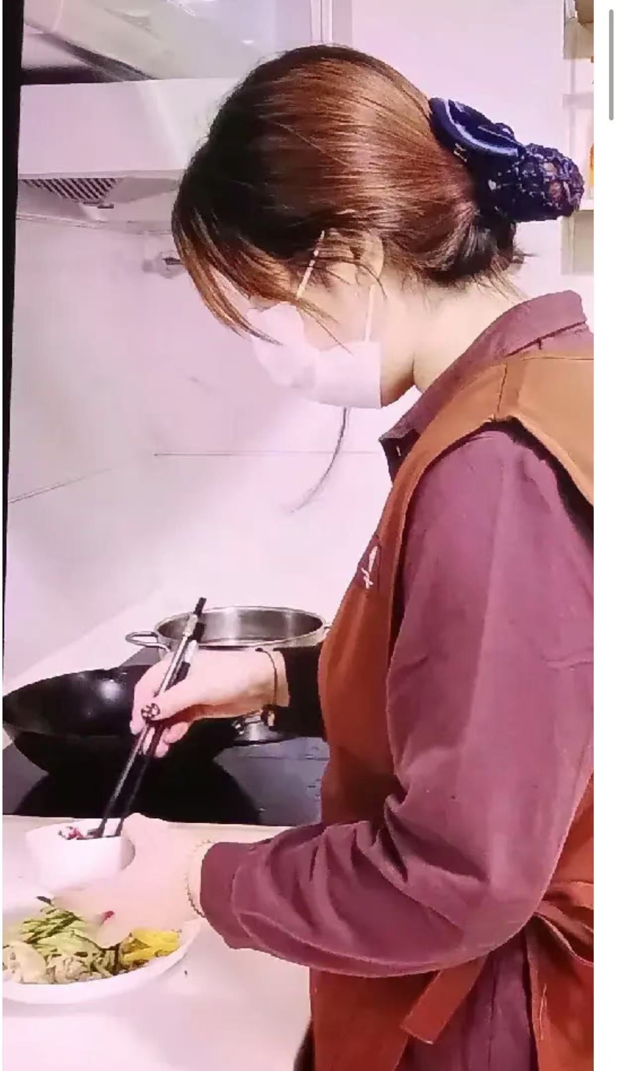 “好马不吃回头草！”张姐是一个家政阿姨，干活尽心尽力，可没想到雇主鸡蛋里挑刺把她辞退了。后来雇主找了很多阿姨，结果发现比张姐差劲多了。于是天天给给张姐打电话，说加工资，叫她回去，可张姐却毫不犹豫地拒绝