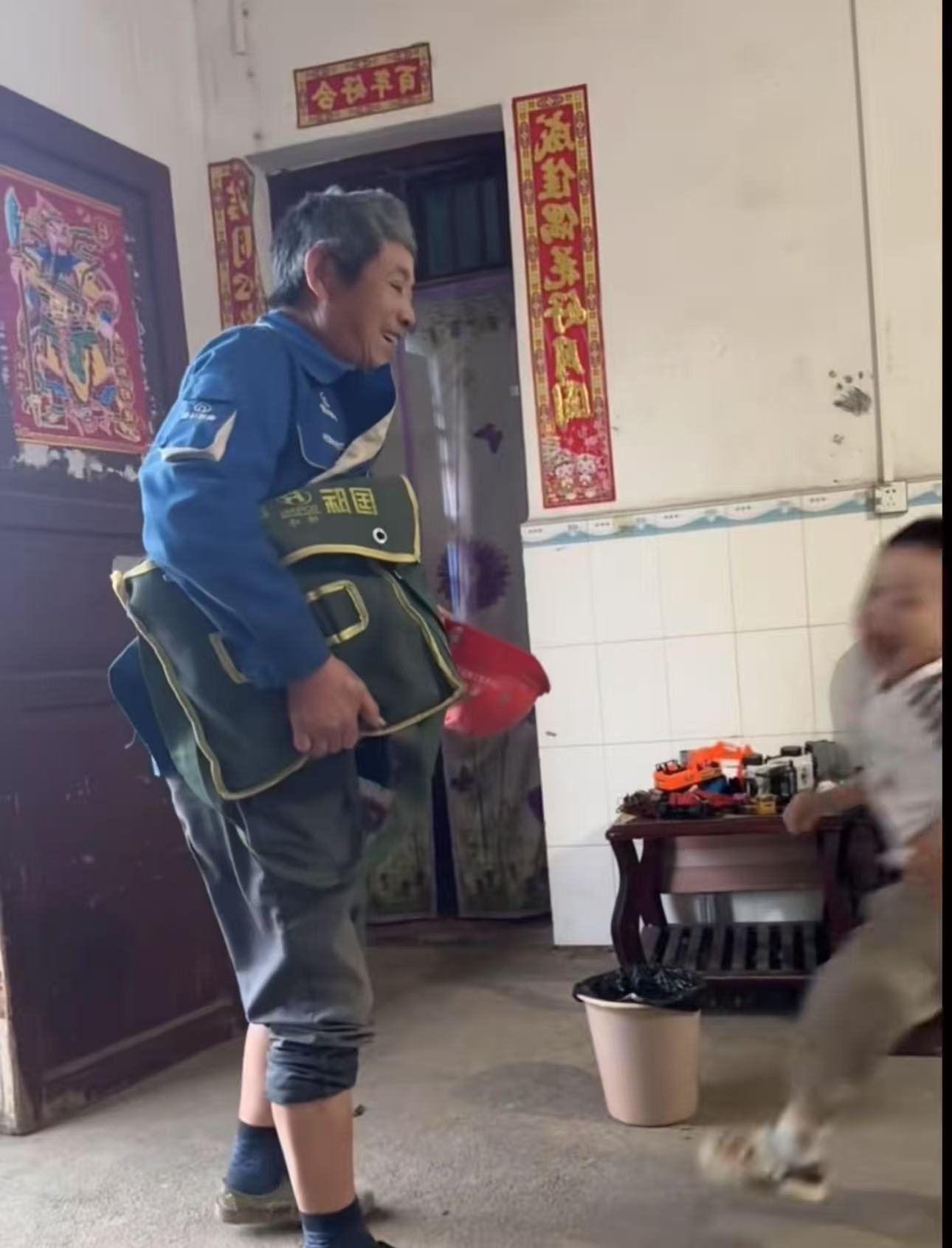 儿子两年前发生意外，老人为了养家又重回工地打工，每天回家看到孙子向自己跑来，还没放下工具也要先抱一下孙子！因为儿子走后，留下的孙子是缩小版的儿子，是他唯一的盼头！他现在只想看着孙子慢慢长大成人，好让儿