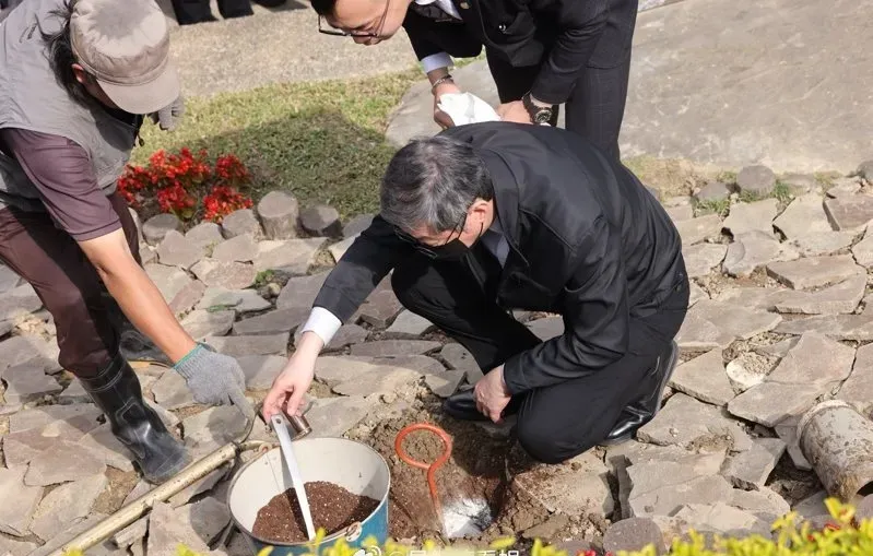 花葬，原来如此！
没有罐子埋在土里，琼瑶儿子直接把骨灰倒在事先挖好的洞里面，尘归尘土归土，融于大自然，之后工作人员将石砖盖住洞口，以后这块土将会用来种花，真正回归自然。
看了花葬，真的感受到生不带来死