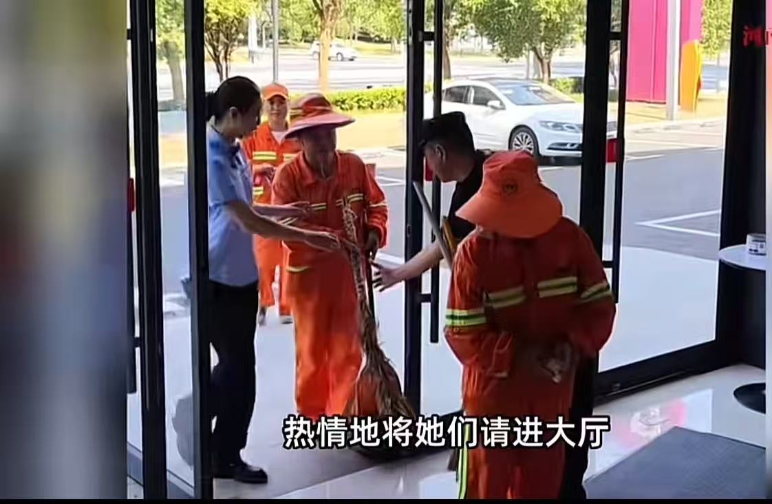 “这个银行火了！” 湖北武汉，环卫工人站在银行门外，踮着脚看银行大厅屏幕上播放的阅兵仪式。银行工作人员发现后，带着保安朝着他们走了过来。环卫工人以为工作人员要赶他们走， 但工作人员的做法把他们给感动了