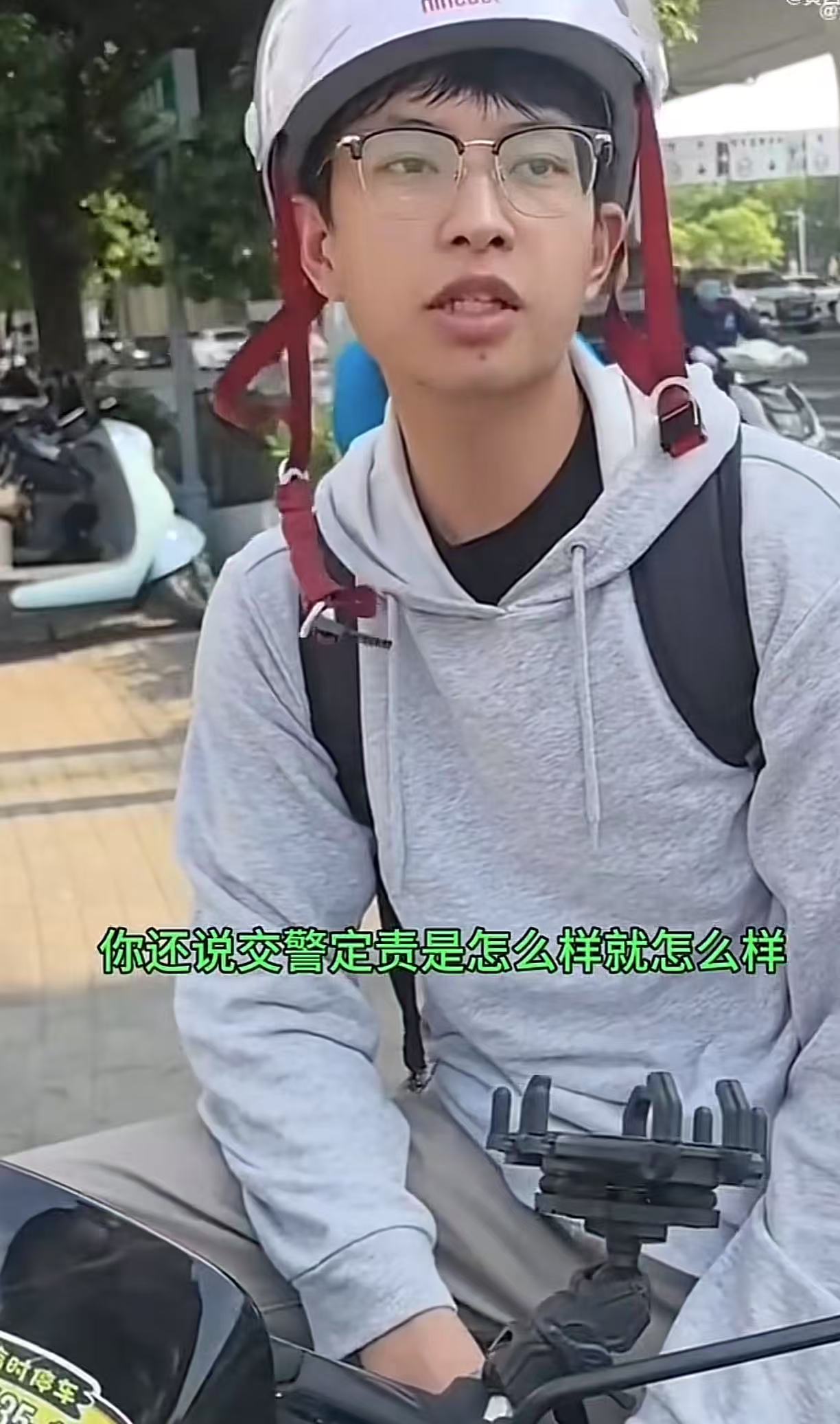 小仙女逆行撞了男孩，不仅要求男孩道歉，还把对方挂网上！小仙女：“先不说对错，你一个男人撞了女人，不应该道歉吗？我就想不明白了，你是怎么活到现在的？”网友：为什么在这种问题上男的总是弱势呢？因为我们从小