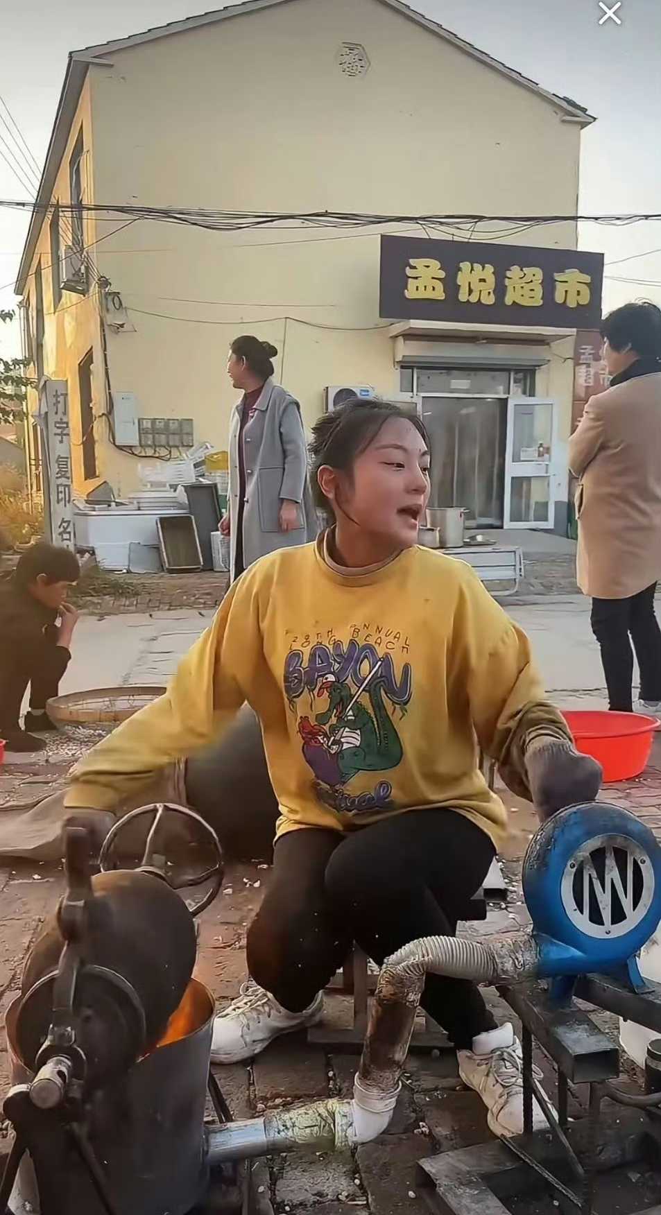 这个姑娘是沧州的，她养着爷爷奶奶，父母离婚了，也没人管她，她就靠蹦爆米花养着爷爷奶奶，她三年走街串巷蹦爆米花，而且没有涨过价，她还不接受别人的捐赠，每天最晚的时候12点才回家。

一点便宜也不沾，多给