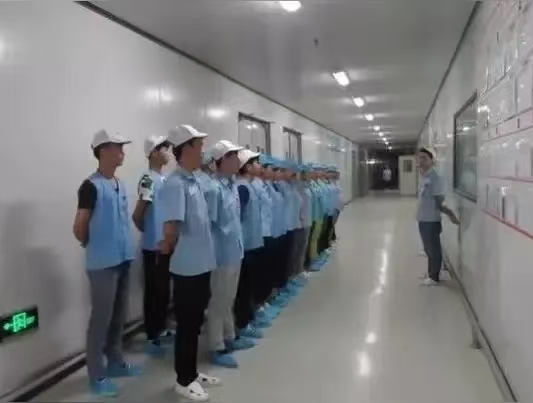 大家发现没有，几乎所有的工厂都有一个现象，明明早上8点上班，却要求员工必须7点40分到厂开早会！这20分钟是没有工资的，但是你如果迟到了，就会被领导批评工作不积极，扣你工资！而且还必须喊口号：“大家早