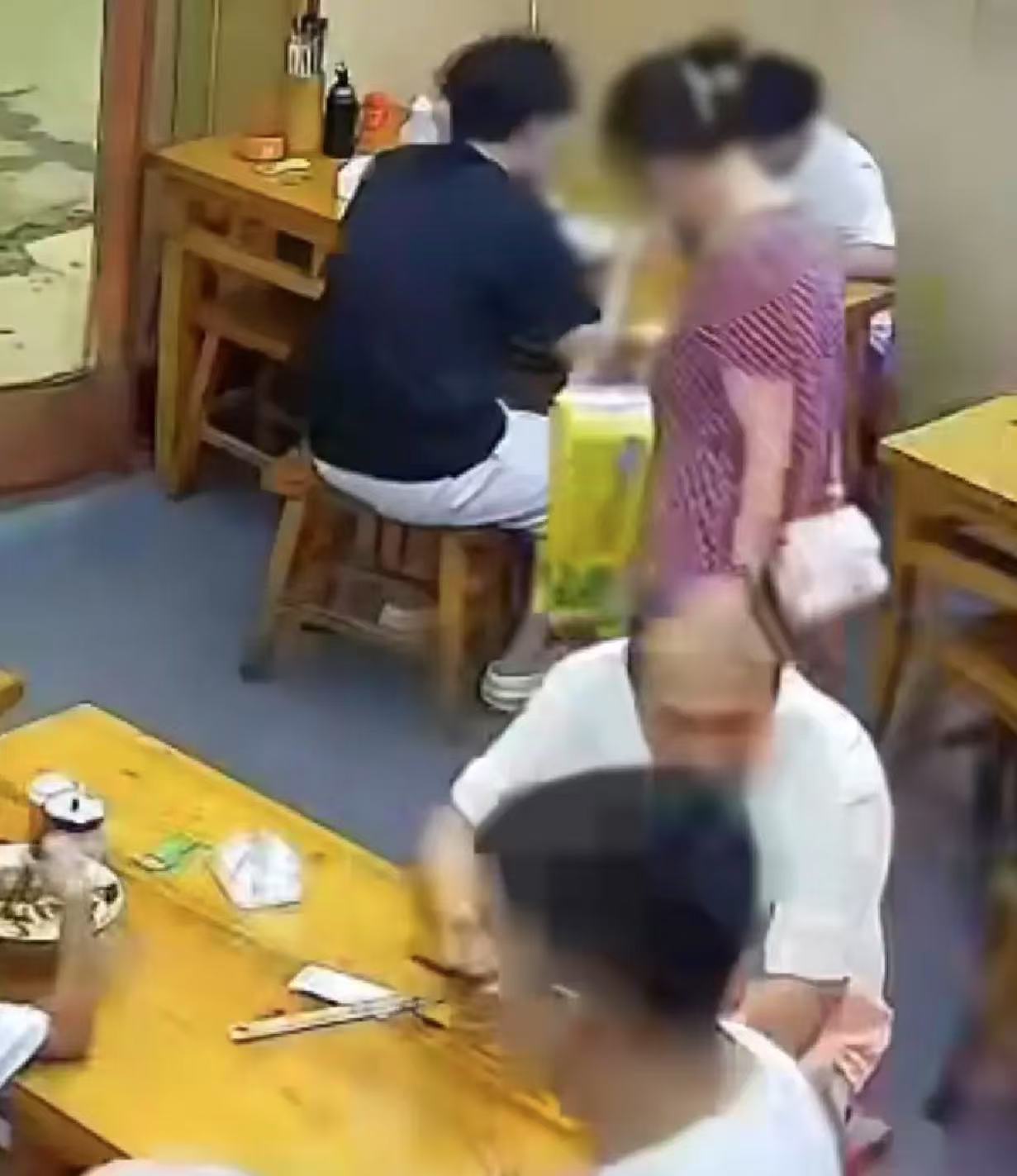 “卫生纸都要偷，穷成啥样了？！”河北秦皇岛，女子在面馆吃面时，顺走邻桌一提卫生纸，事主气得报案！事主：“不是钱的事情，就是憋不下这口气！”网友：干得漂亮！卫生纸虽然不贵，但必须报警处理，最好能拘留！
