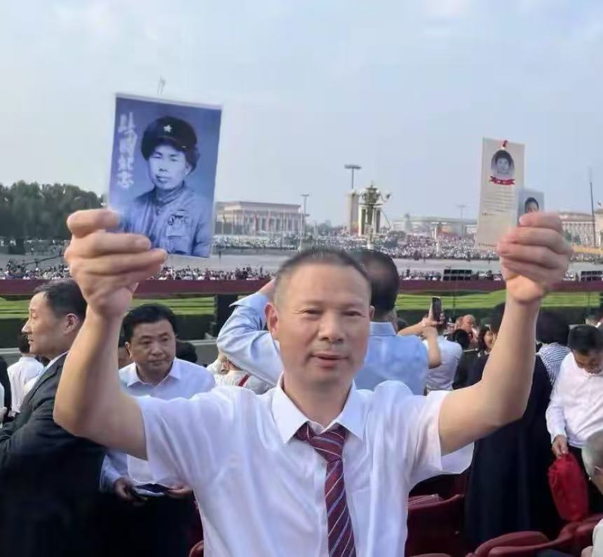 这下真的出名了！！！不仅北京，全国都知道这个家有多牛了！

9.3大阅兵，四川省德阳市广济镇的一名理发师被邀请去现场观摩。

不是因为他的理发技术高超，而是他的家庭有着光荣的红色历史。

