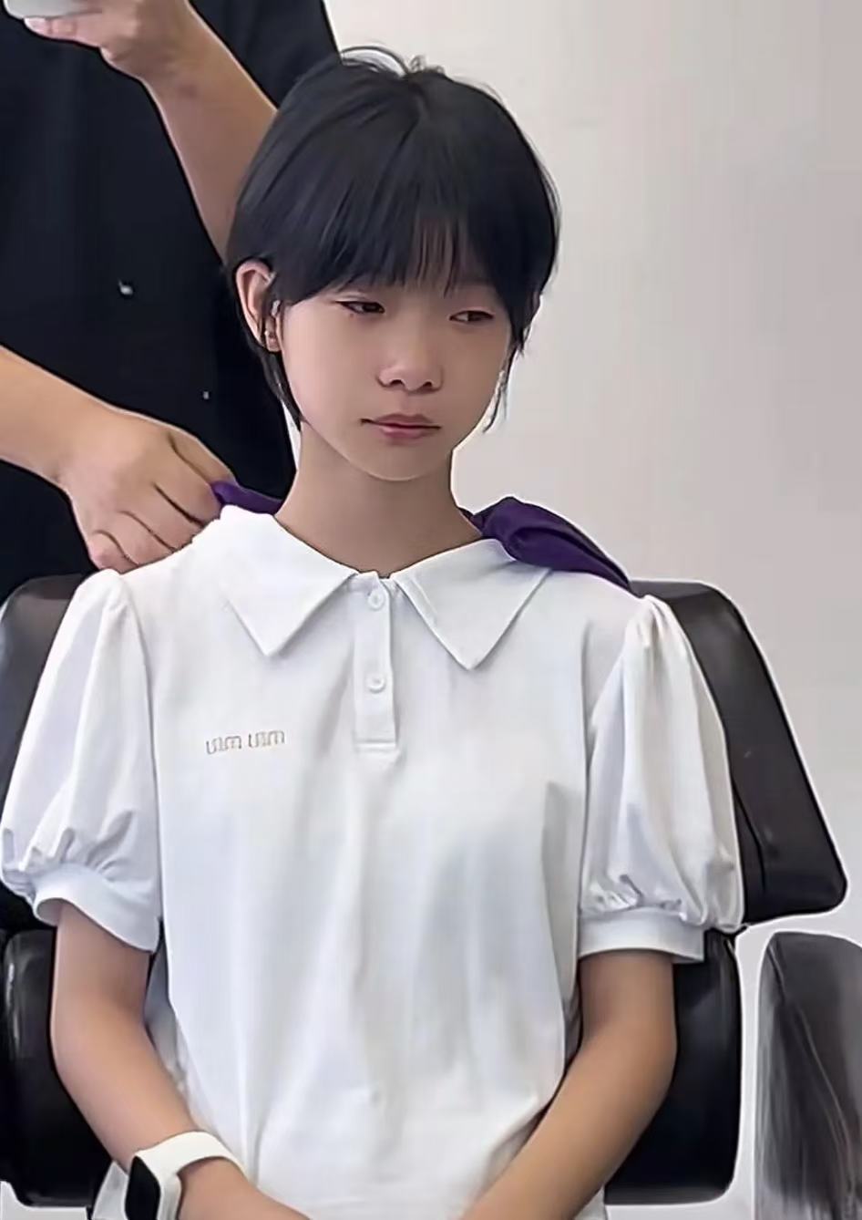 “上初中为什么非得剪短发？”河北邯郸，老师通知开学前剪短发，女生被家长拉去剪了，可是刚剪完女生就委屈的哭了出来。而网友吵翻了，有网友说，学习和头发长短有什么关系，孩子愿意留什么头发就留呗！也有网友说，