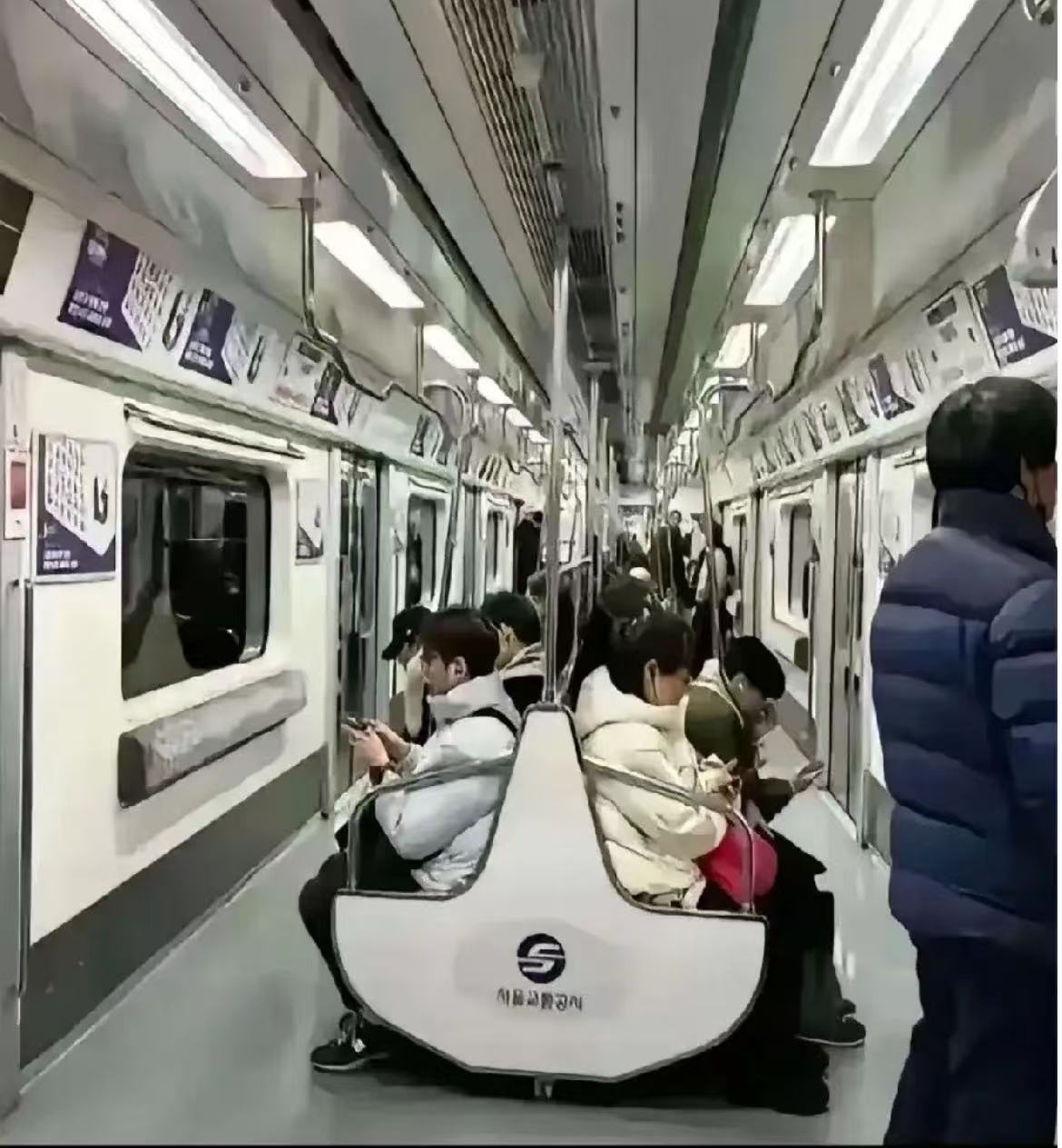 有网友问，地铁为什么不把座位设在中间，让乘客背对背坐着呢？这样可以避免陌生人之间面对面的尴尬，夏天女性穿裙子坐对面也能避免走光问题，防止被偷拍。有这么多好处，为什么设计的人想不到呢？

有网友说，