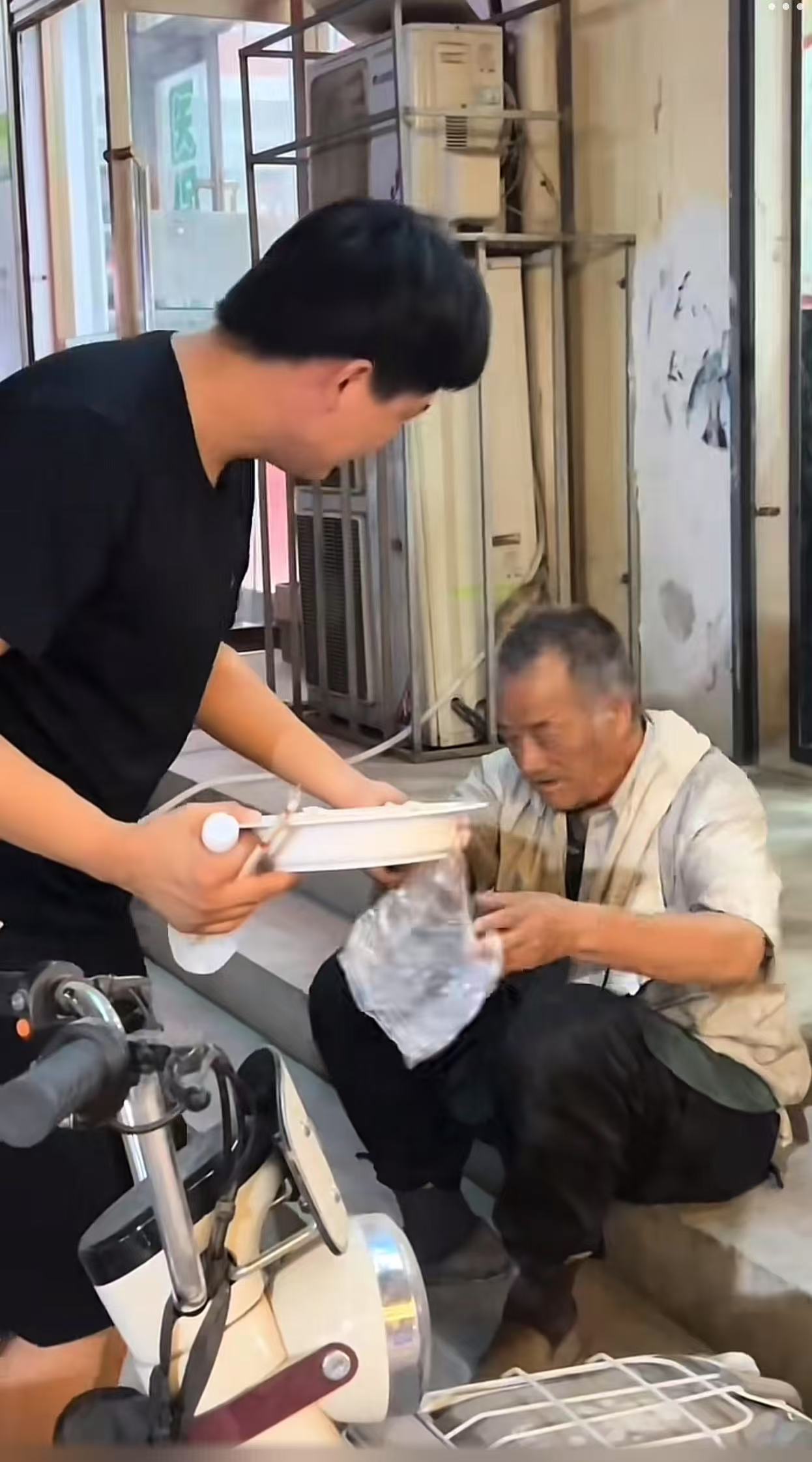 看哭了！男子和朋友在路边吃夜宵，抬头看见拾荒大爷坐在路边，一直盯着他们桌上的饺子看！男子看到大爷的样子，顿时吃不下去了，连忙端起桌上的饺子朝着拾荒大爷走去！而接下来男子的举动，狠狠地感动了网友！网友：