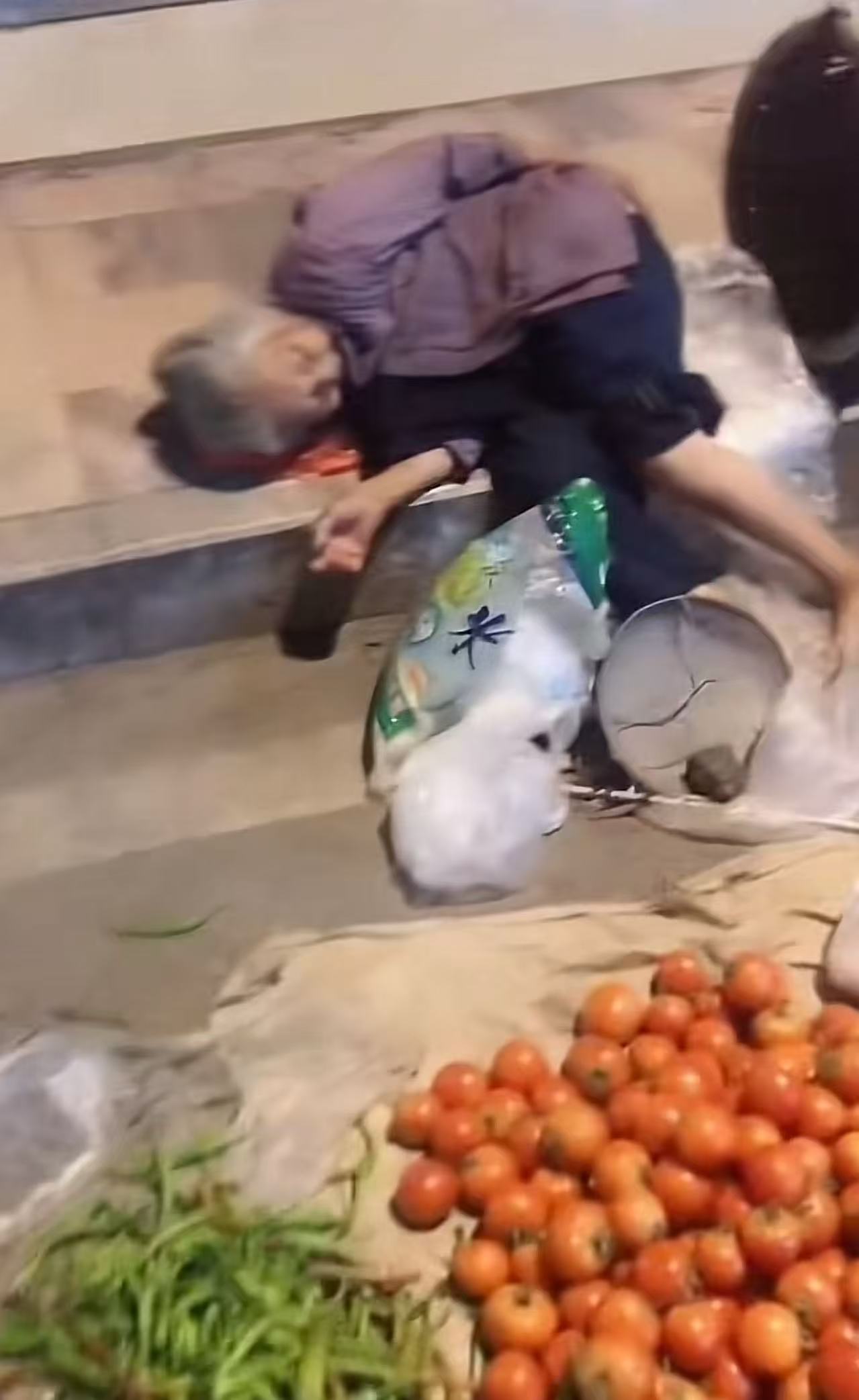 令人心酸！深夜，男子回家路上看到一个白发老奶奶躺在地上睡觉，地上还摆着一堆蔬菜。男子担心老奶奶出事情，叫醒老奶奶问她是不是不舒服，怎么睡在路上？可没想到老奶奶说：“收摊回去太麻烦了，明天要继续赶集，我
