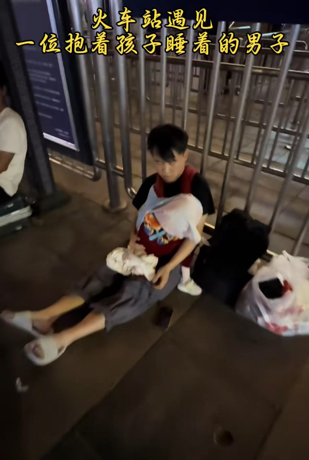 看哭了！孩子得了罕见病，老婆丢下孩子离开了，男子为了救孩子，只能辞去老师的工作四处求医，但孩子打一针干细胞要12万，每个月打一针，男子实在无能为力！网友： 12万一针，我傻傻的分不清，对普通人来说是救
