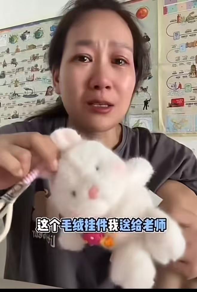 家长哭诉，教师节为孩子准备了小礼物，结果被老师退回！家长：“一个小礼物，不值钱，送给老师是孩子的心意，老师却退回了，还让我冤枉孩子没送给老师，打了她一顿……”
网友：教师节不收礼，老师退回小礼物有什么