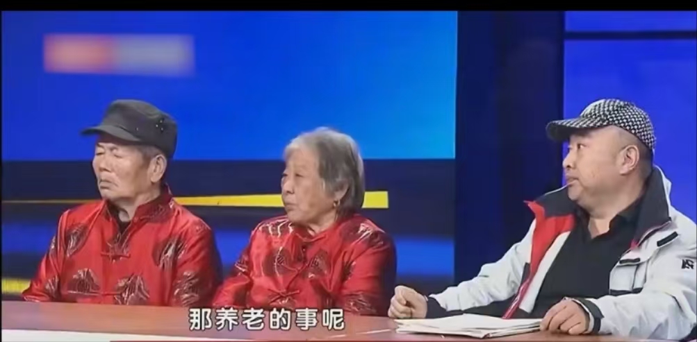父母把唯一房子过户给外孙，却找儿子给他们养老。儿子一口拒绝：“房子给谁了，就找谁养老！”母亲痛苦怒斥：“你有没有良心？我们辛辛苦苦把你养大，你不给我们养老谁给我们养？房子我们想给谁就给谁，但是养老你必