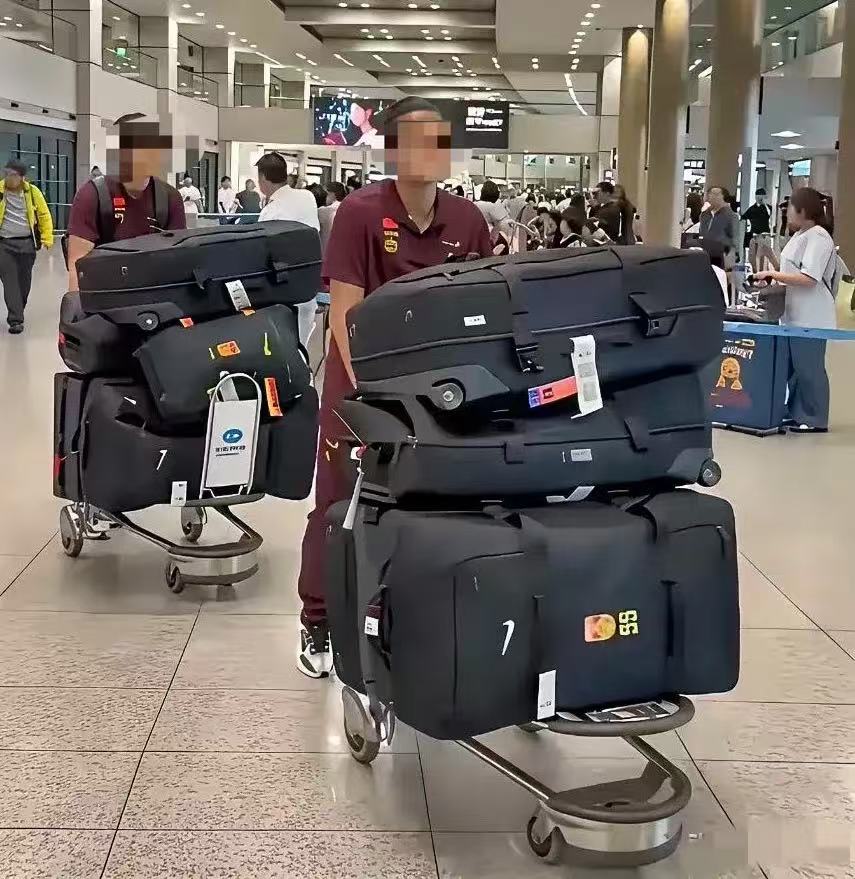 中国男足0-3输给韩国队我不觉得奇怪，但我好奇的是他们一个人这么多行李里面装的到底是什么啊？就两天的比赛，一个大男人有必要带他们多箱子吗？关键赢了也没什么，问题是输了，带这么多东西不尴尬吗？网友：这是