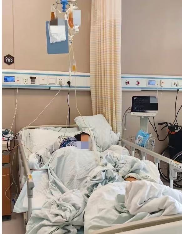 “奉劝所有独生子女，一定一定一定要生二胎，因为我就是最好的例子！”一个独生子女在网上发帖说，当独生子女真的很累，希望以她的亲生经历，提醒大家一定要生二胎！

女子和老公都是各自家庭里的独生子女。两人携