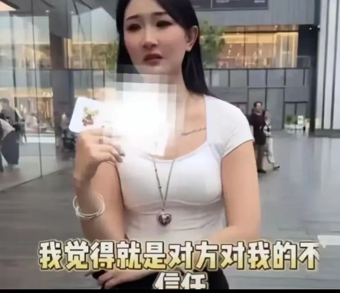 “这段街头采访火了！”记者随机采访一位美女：“你能接受另一半要求你婚检吗”？女子情绪激动地回答：“不能！这是对我的不信任！他都让我婚检了，我还跟他在一起干嘛呢？”

这可把记者给震惊了，婚检不是对