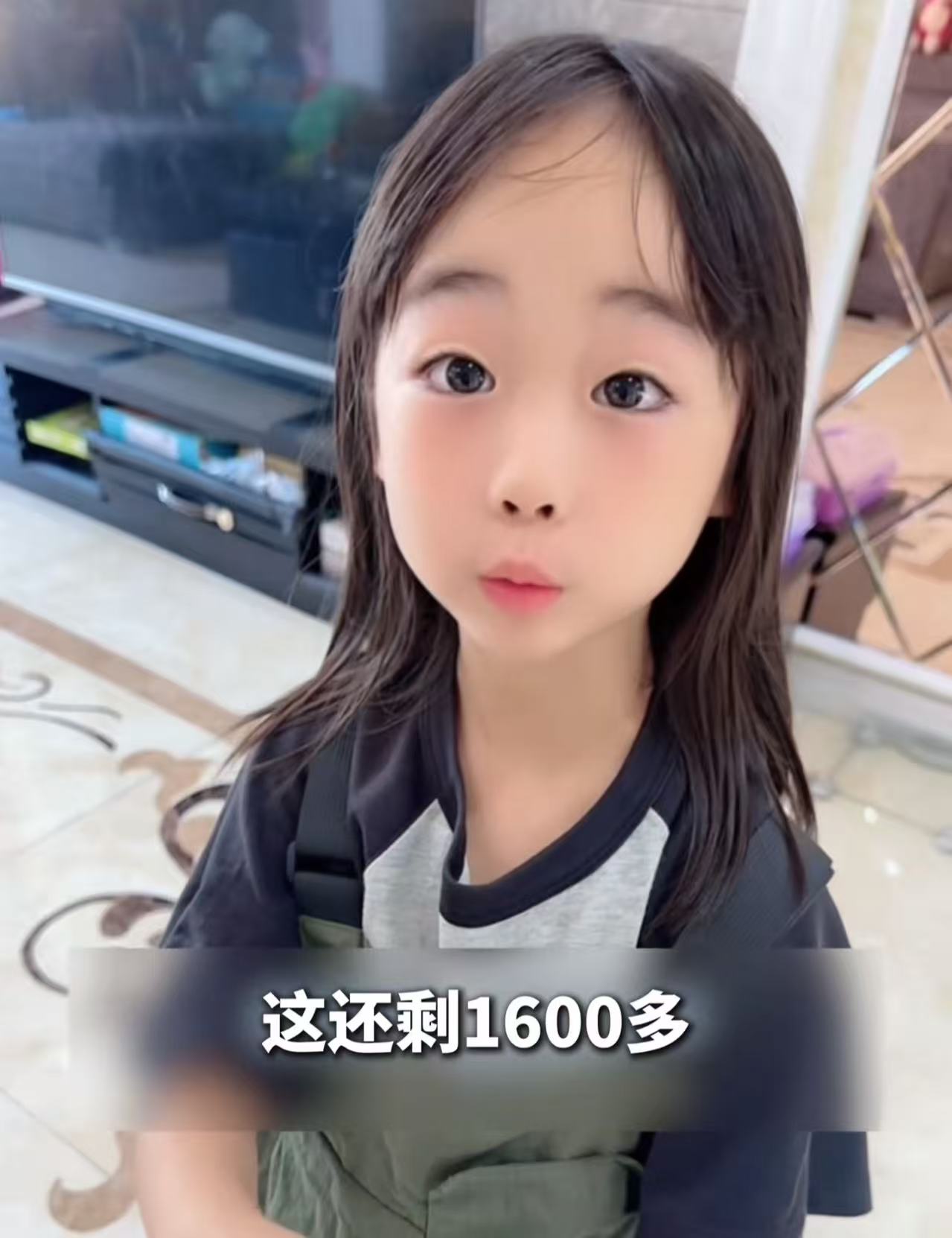女儿是个小财迷，却突然把自己积攒多年的零花钱都给了爸爸？爸爸很吃惊，问女儿为什么要给自己钱，结果女儿一番话，让爸爸绷不住了！网友：这个真的破防了！什么样的家庭才能培养出这么有爱的宝贝！

（来源：