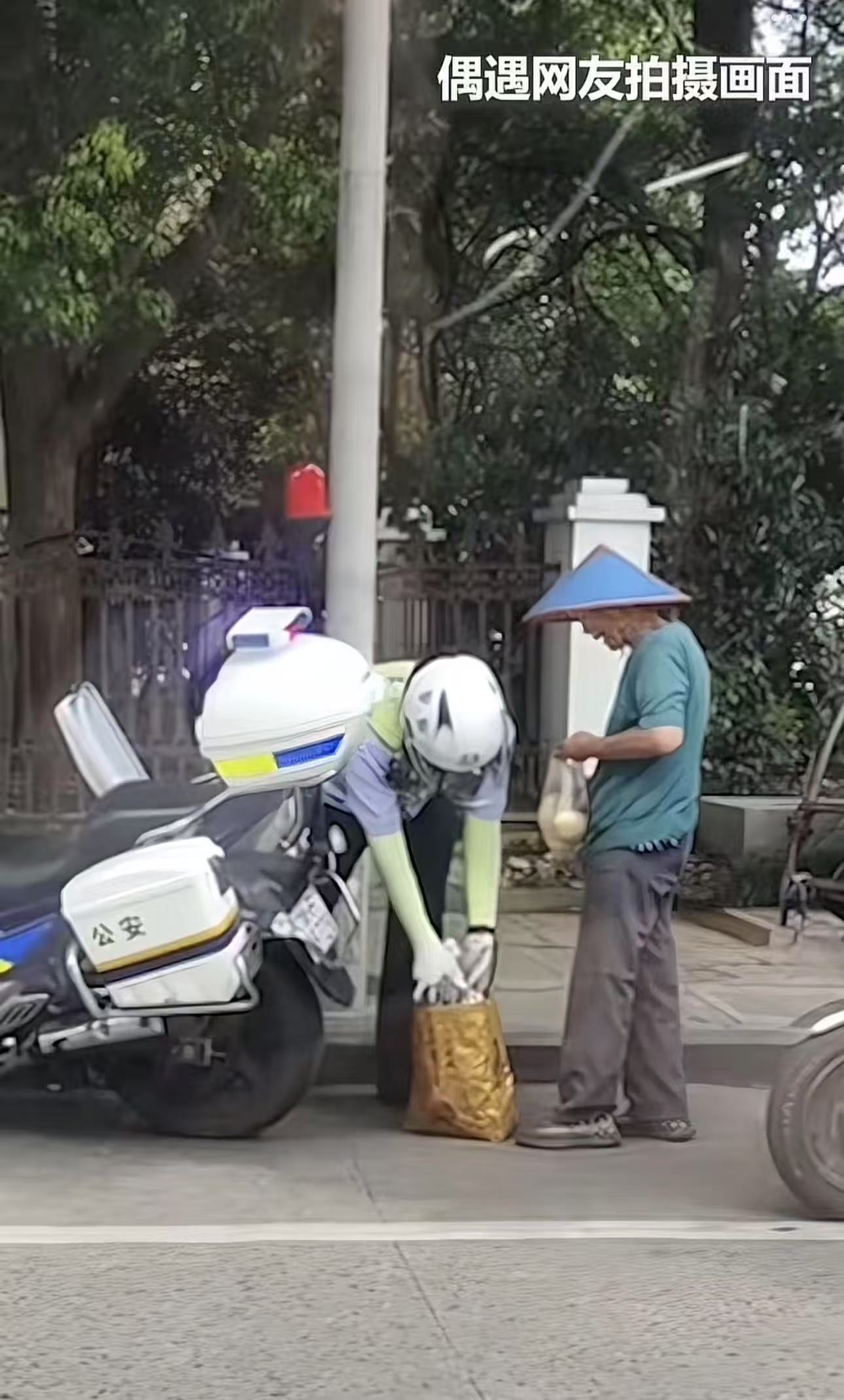“这个交警火了！”浙江桐乡， 拾荒老夫妻在路上推着三轮车缓慢前行，突然一个交警骑着警用摩托车停在他们面前。夫妻俩吓了一跳，下意识地以为自己推车太慢影响到别人，交警要处罚自己。可万万没想到，交警接下来的