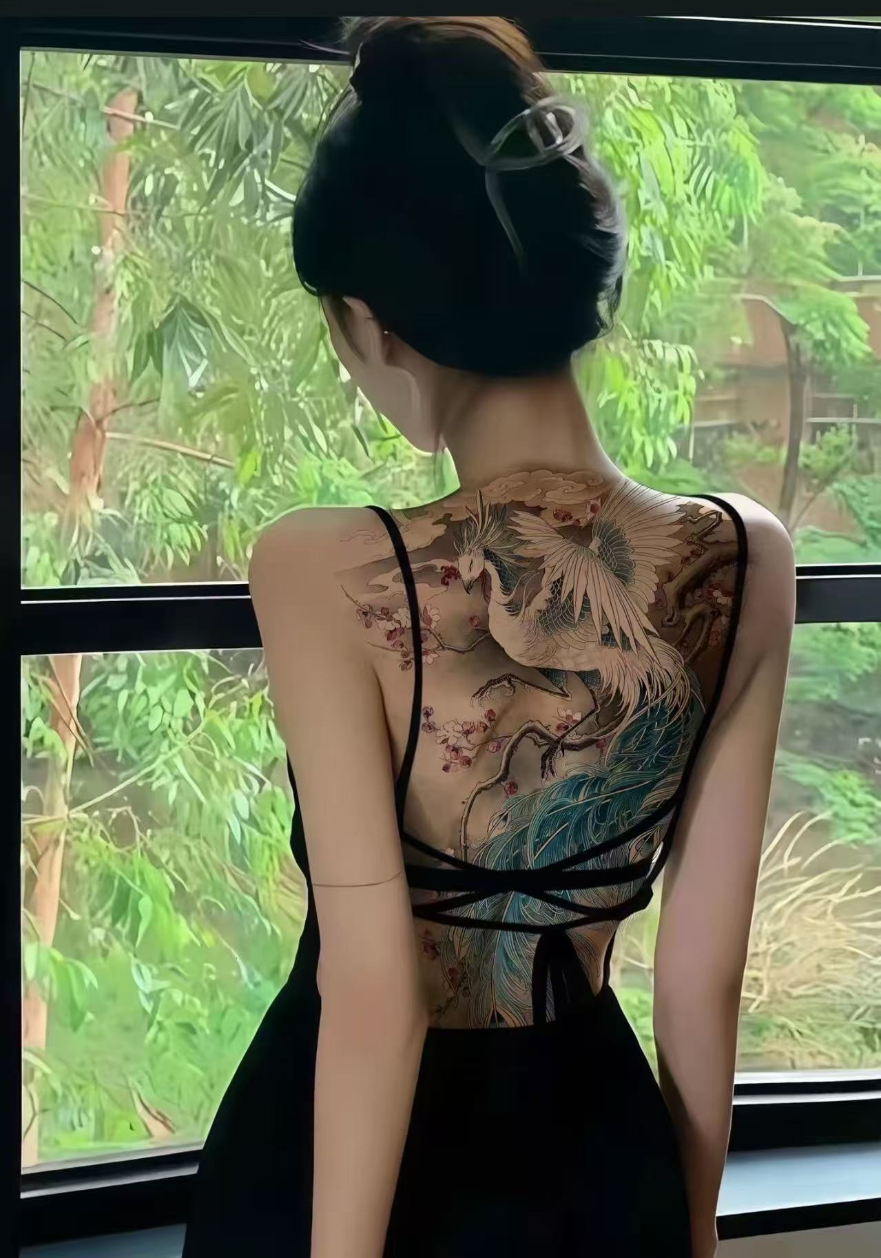 这个男生太犀利了！男生指责女友纹身不对，女生反驳：“什么年代了，还这么死板？纹身怎么了？难道有纹身的都是坏女孩吗？”而男子接下来的一番话，让女生哑口无言！

“哪个好女生会纹身？”男生质问。

