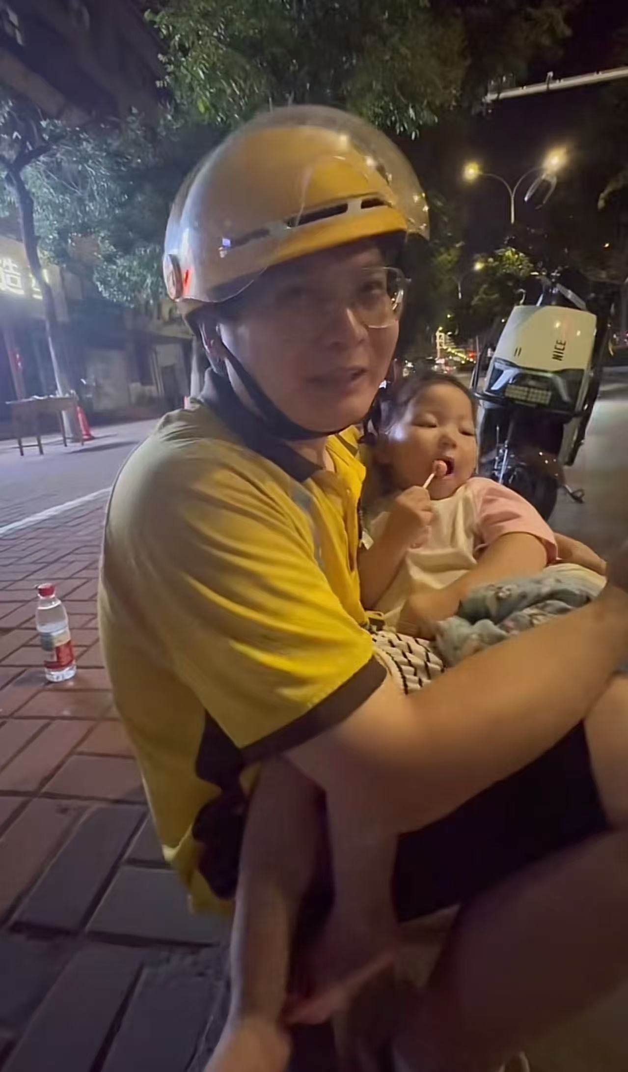 深夜，男子看到外卖小哥背着孩子，推着电瓶车一脸焦急地样子，就问他是不是车子没电了，外卖小哥点点头，男子毫不犹豫地把自己的电瓶车借给小哥先去送外卖。之后小哥回来，男子问小哥为什么这么晚还带着孩子送外卖，