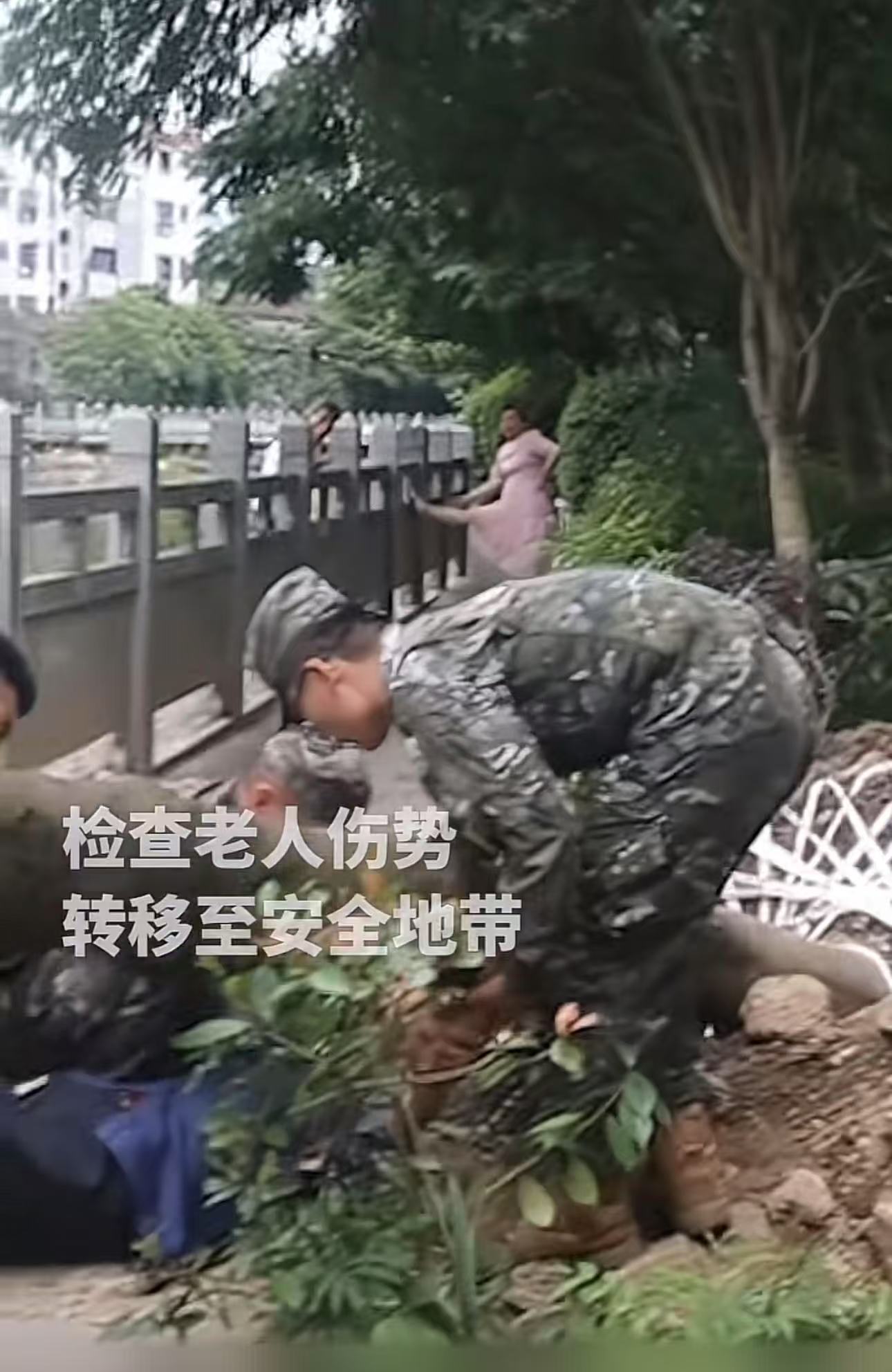 又感动又想笑！江西抚州，2个小孩发现老人被倒塌的树木压倒，及时向武警官兵求助，让老人脱离了生命危险。事后，武警特地找到2个小孩，给他们送上书包和练习试卷，祝他们好好学 习！网友：哈哈哈，发试卷的时候兵