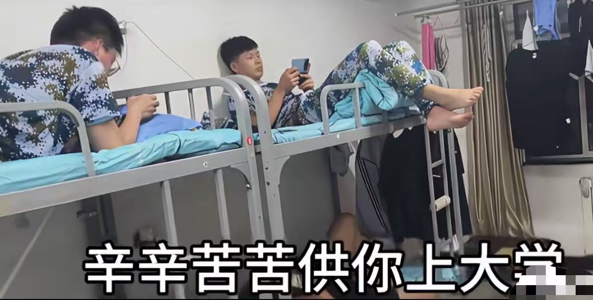 太心酸了！一位大学生母亲吐槽说：“我辛辛苦苦供你上大学，辅导员给我打电话，说你天天在宿舍里打游戏！我本来不相信，坐了十多个小时火车，到学校看到这一幕，心都碎了……网友：都一样，大专这几年对于大多数孩子