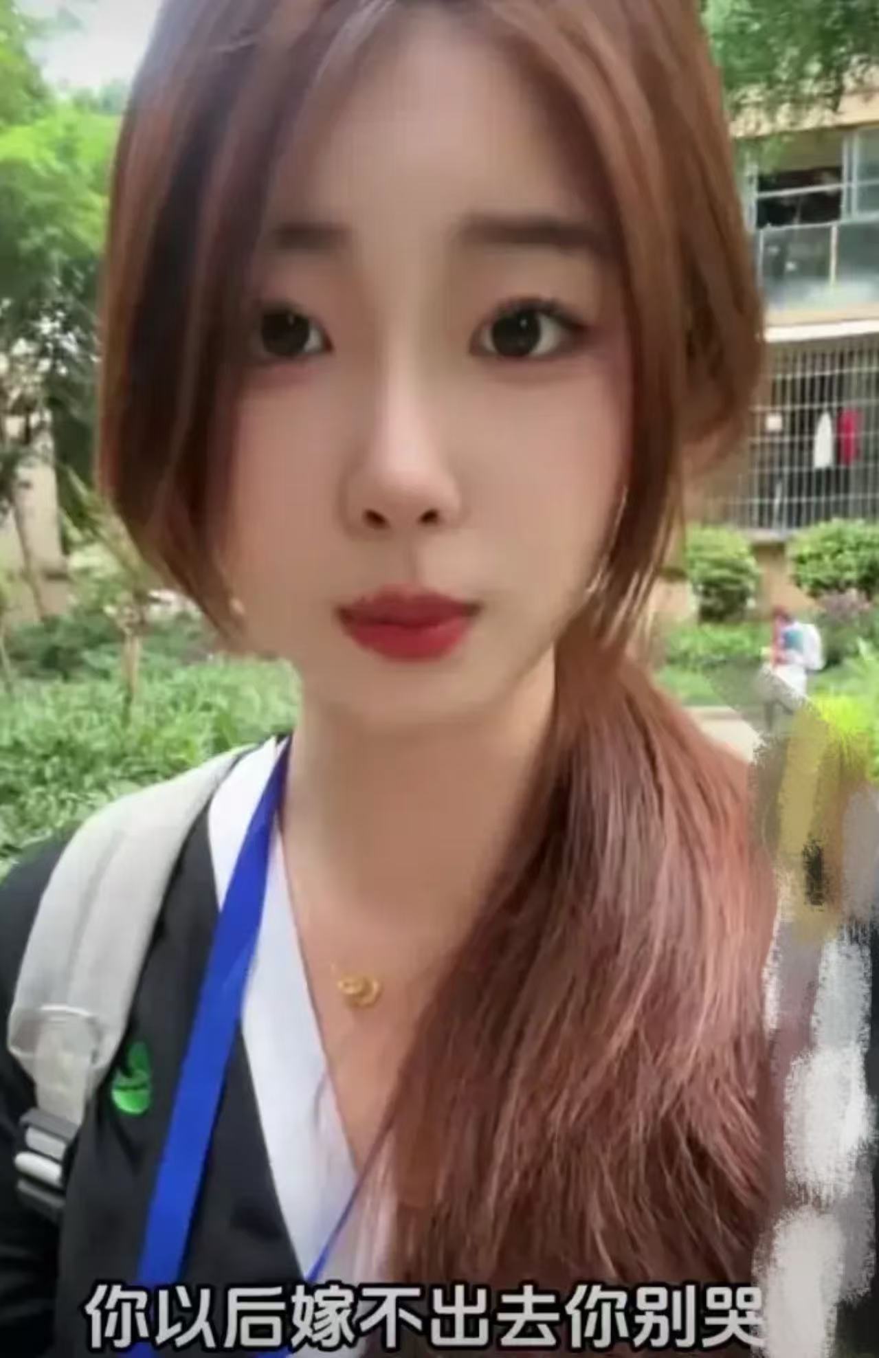 “纹身有什么错？”女孩偷偷纹了身，妈妈看见怒斥：“你是不是傻，将来嫁不出去你别哭！”女孩反怼：“什么年代了，为什么对纹身还有偏见，纹了身就是坏女孩吗？”妈妈：“纹身不一定是坏女孩，但男人一定先选没有纹