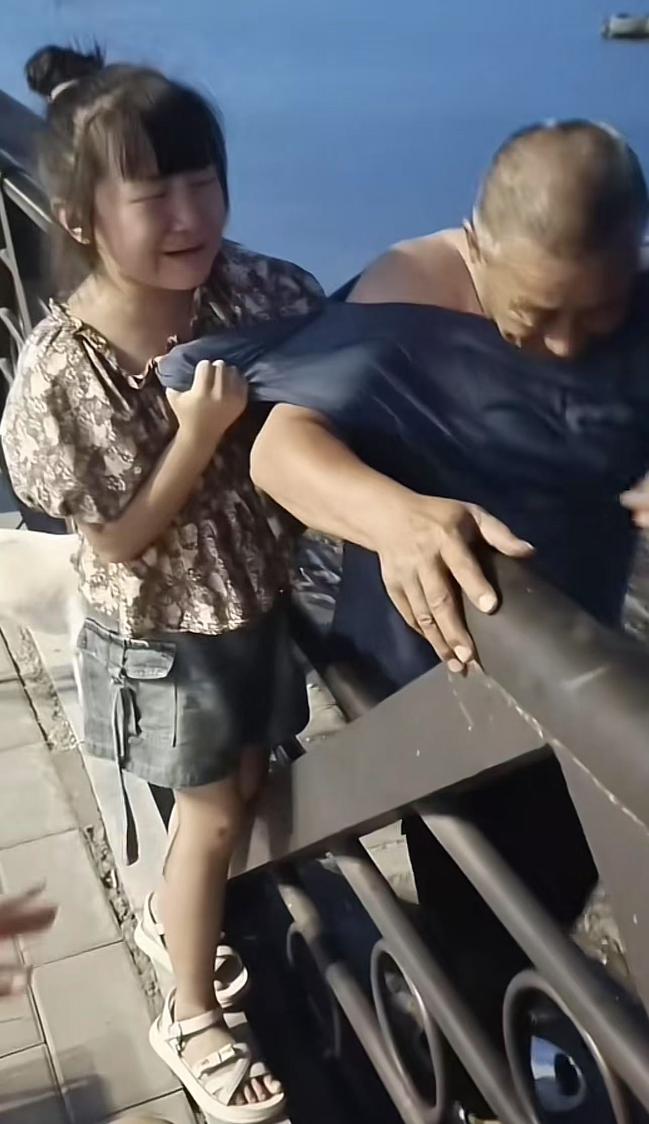 多懂事的小女孩！孙女心爱的玩具掉河里了，爷爷想下河捞出来，孙女却紧紧抓住爷爷说不要了，她怕爷爷有危险，不让爷爷下去！网友：如果是我家“逆子”，一定哭着让我把玩具捡回来！

小女孩在河边玩玩具，河边是个