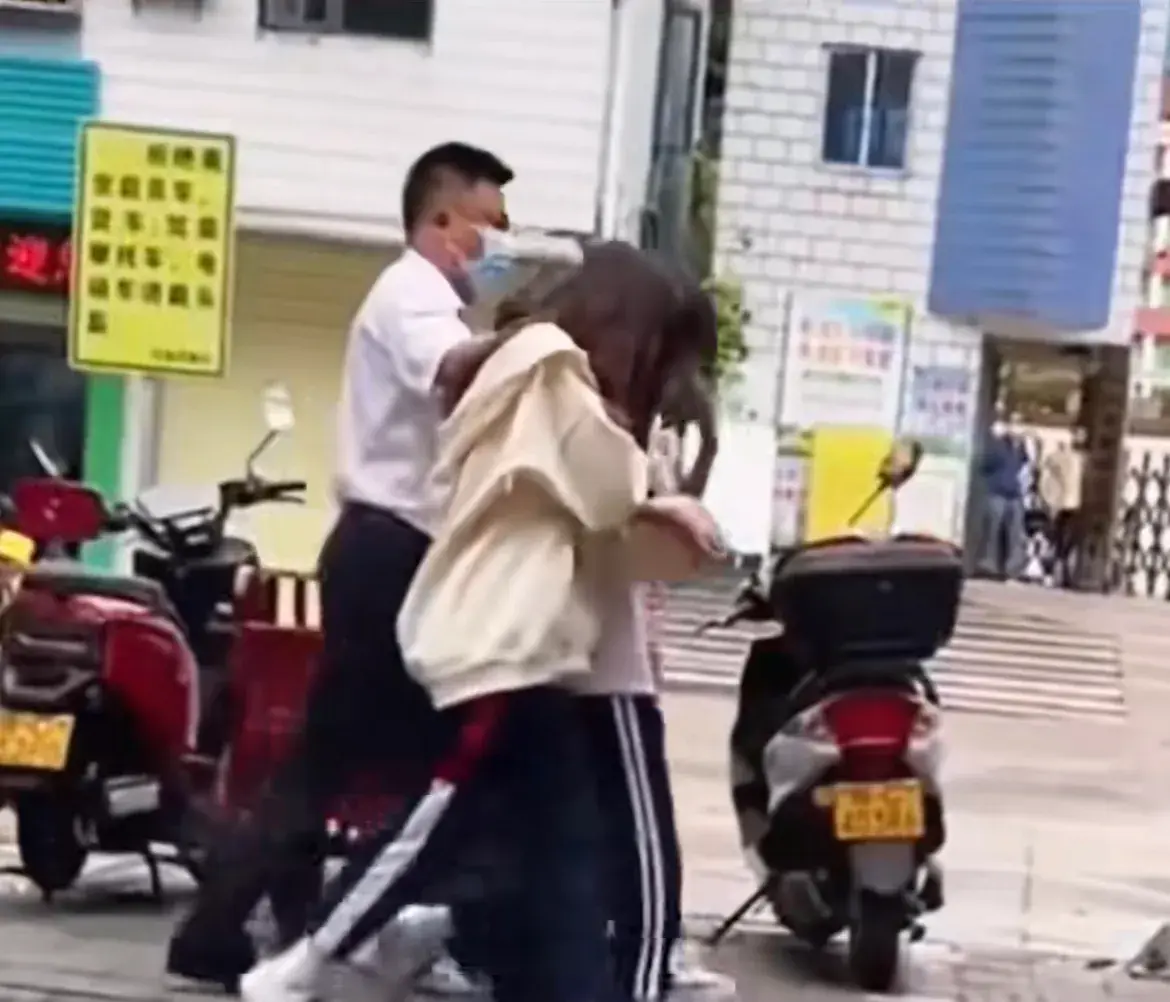 四个女生逃课，被校长揪着头发抓了回来！路上被人拍了视频发到网上，校长的行为被人指责，但是也有人表示理解校长的做法，比起孩子在外面学坏，被揪头发这点痛又算什么呢？相信她们长大了会感谢校长的！你支持校长的