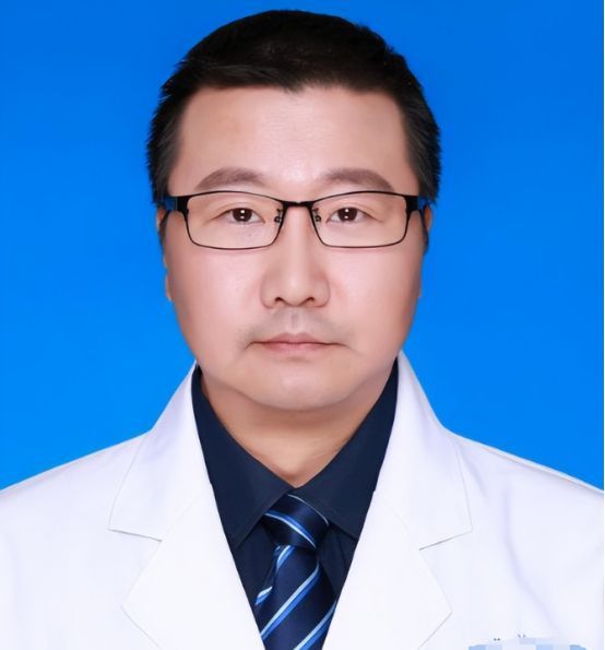 南京肿瘤医院的医生席玮，最近火了！这可不是因为医术高超，而是他自14年来掏腰包给许多付不起钱的患者垫钱，每次患者询问钱从哪里来的时候，医生就会谎称是来自慈善捐款！网友：这真的是白衣天使！