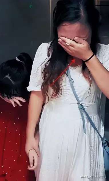 后悔莫及！妻子嫌弃丈夫赚钱少，逼着丈夫离婚，连女儿也带走了。但是万万没想到，丈夫三年后发达了，车子房子都有了。于是妻子跪求丈夫复合，让他看在孩子的份上，给孩子一个完整的家！可没想到丈夫却说：““好马不