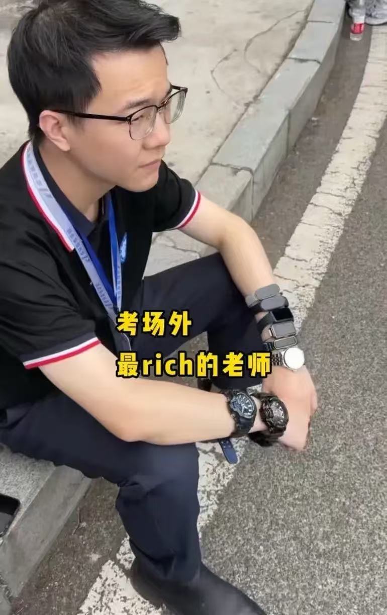 这老师“炫富”火了！考场外，老师一个人手上戴着8只手表，身边还放着多部手机，不知道的人以为他来炫富，而真相令人特别感动！网友：这样的“炫富”我一点都不反感，可以再多一点！

高考期间，不是所有孩子