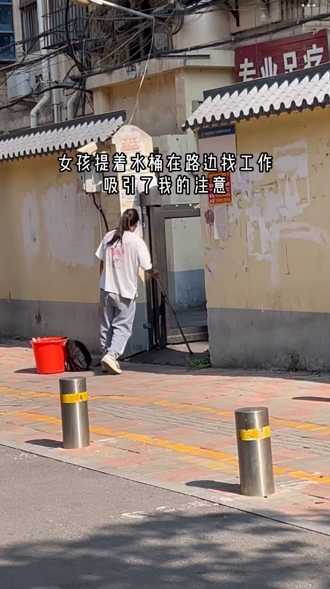 “我妈说我是废物，我想证明给她看我不是废物！”独自找工作的脑瘫女孩感动了无数网友，她说：“我是残疾，不是残废，我想成为生活中的那束光！”网友：妈妈怎么舍得说自己女儿是废物呢？

河南的街上，男子看到一