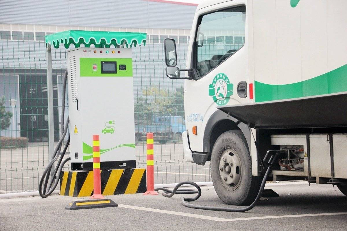 解放轻卡破局新能源保险难题：出厂自带保险，成本降低30%

维修复杂度与高额赔付率问题，为新能源汽车车主带来了“购车易、养车难”的困境，尤其在保险配置方面，这一挑战更为严峻。针对此现象，商用领域中的新