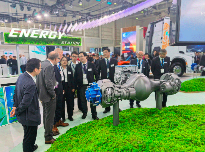 从柴油到氢能：潍柴于汉诺威IAA展现全能动力矩阵与零碳愿景

9月17日，全球商用车界的巅峰盛事——2024德国汉诺威国际商用车展（IAA）隆重启幕，潍柴集团携手旗下精英企业，包括陕重汽、法士特、汉德