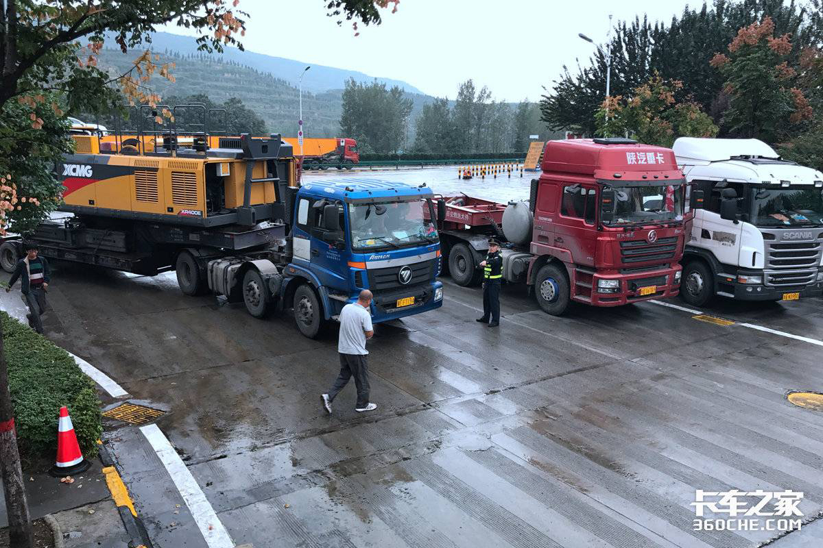 货车国庆囧途：国道拥堵与高速冷清背后的成本考量

在这个国庆长假的特殊时期，我国物流动脉呈现出一幅鲜明对比的图景：国省道上，货车如织，虽偶遇堵车却依旧坚定不移地承载着国家经济的重负，超载现象背后，是行