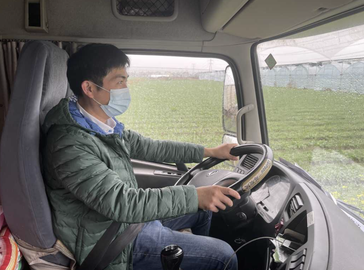 
智能卡车助力李师傅高效运输
李师傅，一位拥有多年驾驶经验的长途卡车司机。
李师傅从事长途货运工作已有十余年，见证了卡车行业的诸多变迁。近年来，随着科技的快速发展，卡车行业也迎来了智能化、绿色化的浪潮