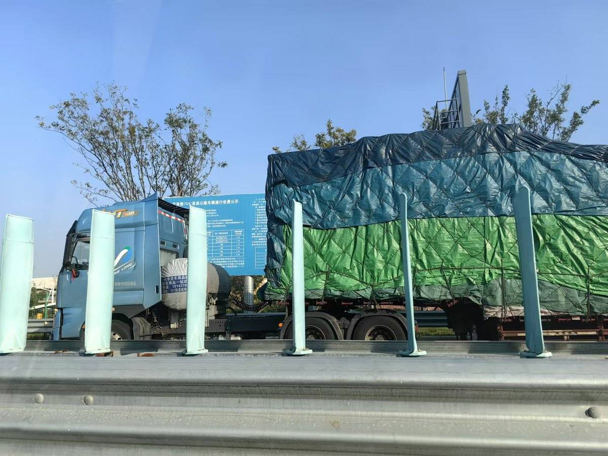 从蓝牌轻卡到快递车：超载背后的经济逻辑

超载运输：真相与变革的呼唤
在货运行业，超载现象一直是备受关注的话题。近期，我们深入走访了郑州周边的服务区和贸易市场，揭示了超载车背后的经济逻辑和社会影响。

