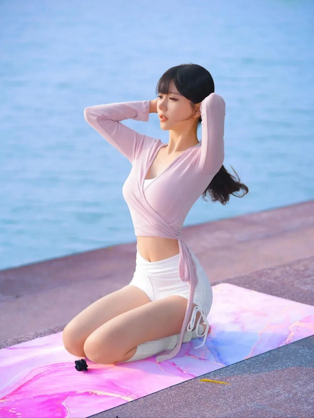 户外瑜伽打卡，轻松自在，享受阳光和运动！