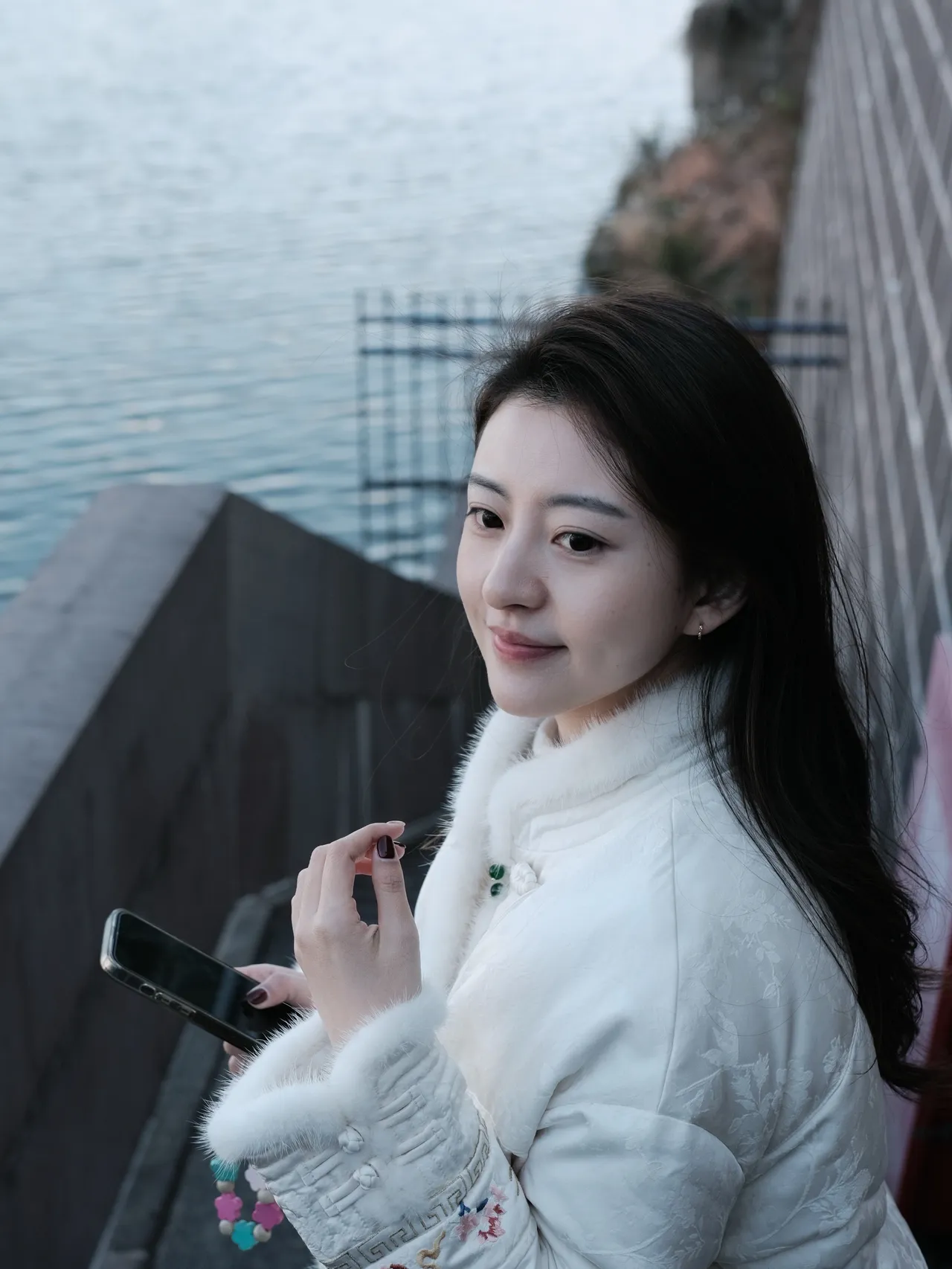 冬日海边，少女在暖阳下自拍，微笑动人！