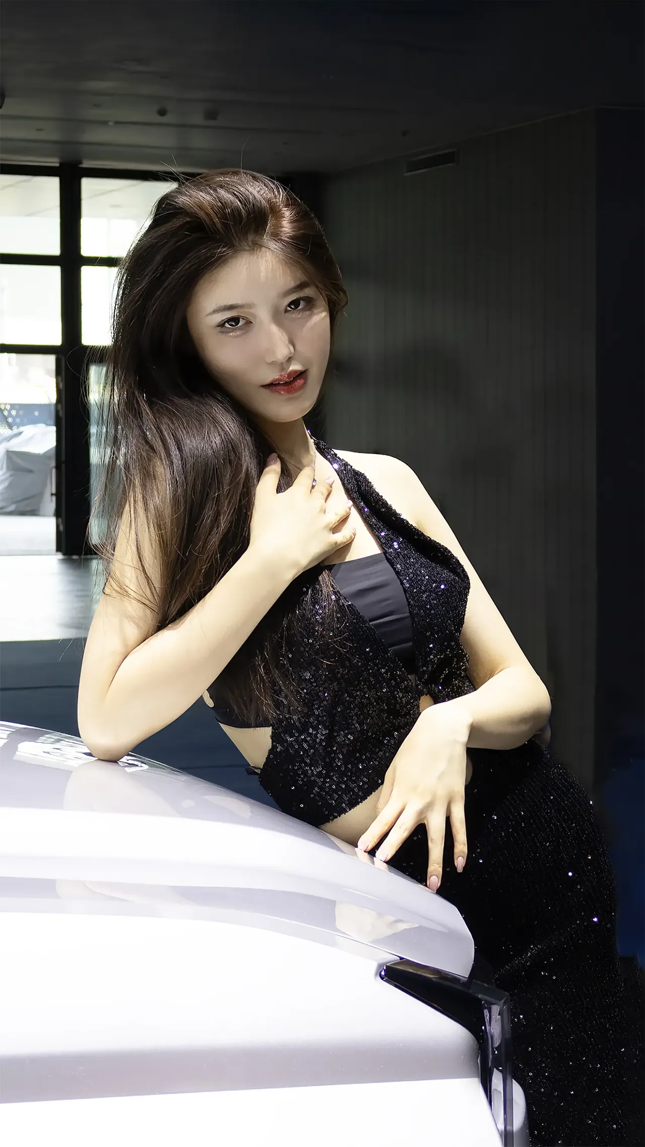 优雅黑裙少女，倚靠车窗沉思！