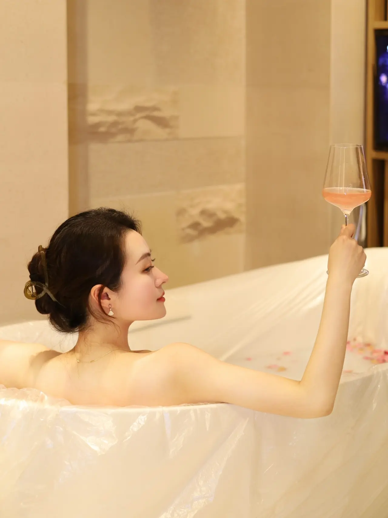 泡个热水澡，喝杯玫瑰酒，享受完美时光！